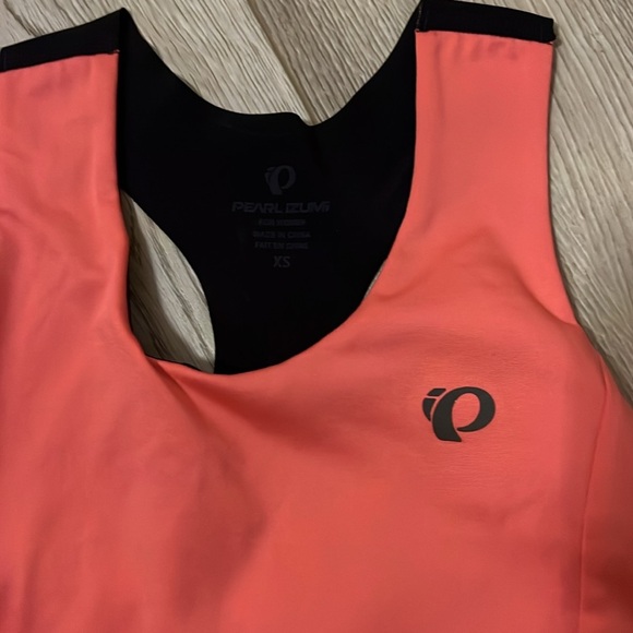 Pearl Izumi peach top with built in bra. Pretty and stylish. Size XS - Picture 2 of 7